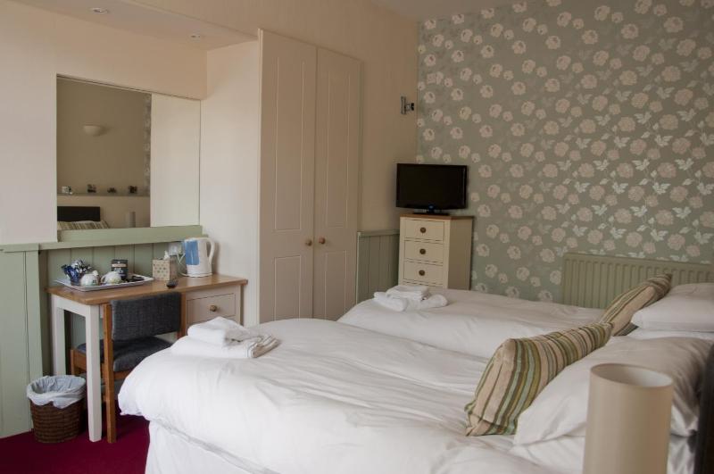 Superior Twin Room image 2