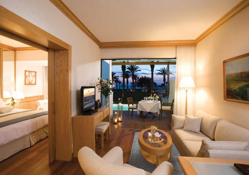 Executive One-Bedroom Suite with Sea View and Private Pool image 1