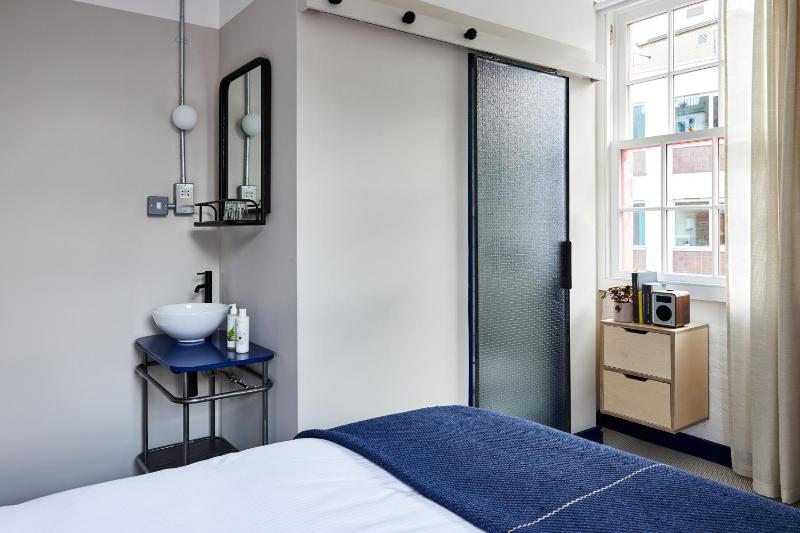 Double Room image 3