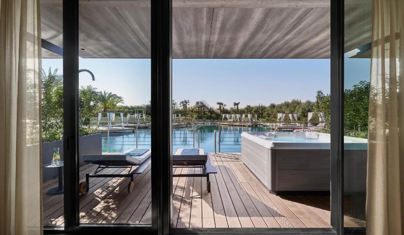 Suite with Hot Tub image 2