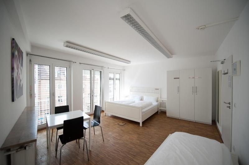 Triple Room with Shared Bathroom image 3