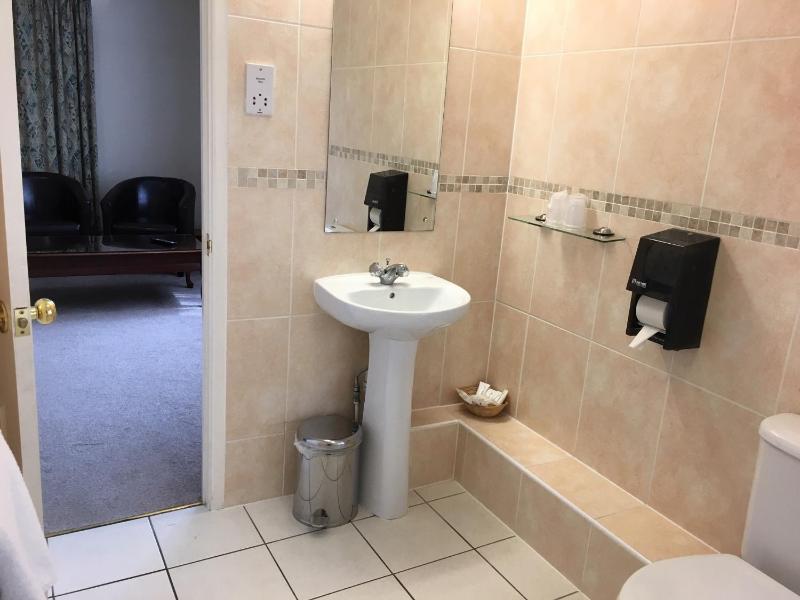 Standard Room with One Double Bed and Two Single Beds image 4