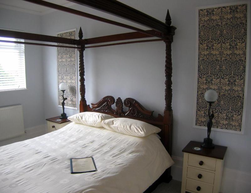 Superior Four Poster Room image 4