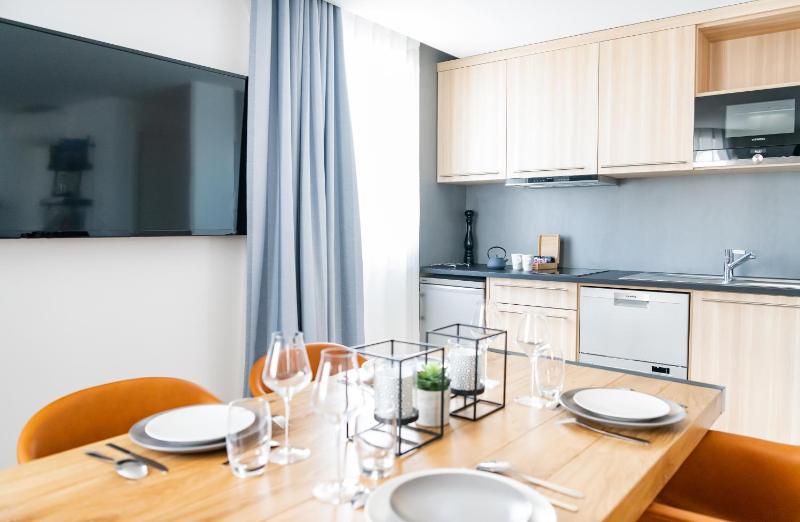 Suite (1 Queen Bed and 1 Sofa Bed) image 2