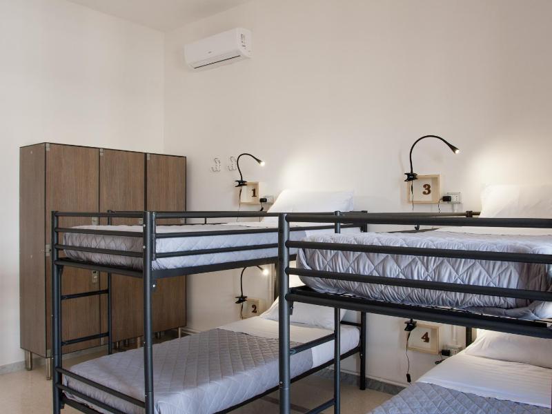Bed in 6-Bed Mixed Dormitory Room image 1