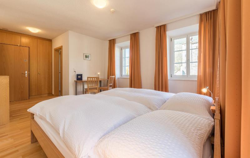 Standard Twin Room image 4