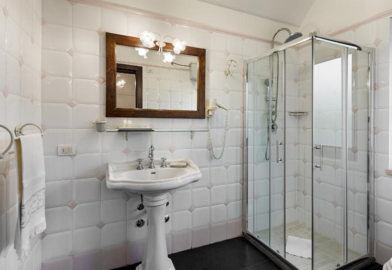 Standard Triple Room image 3