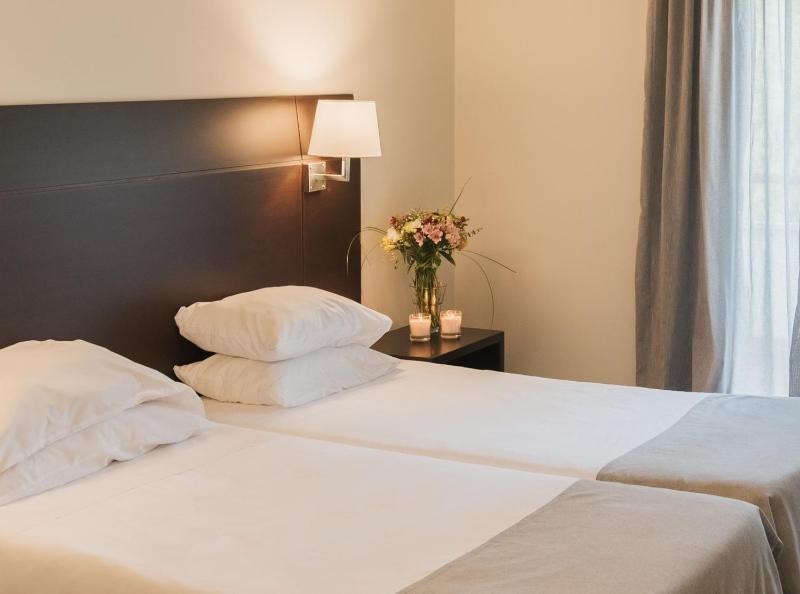 Superior Twin Room with Balcony image 4