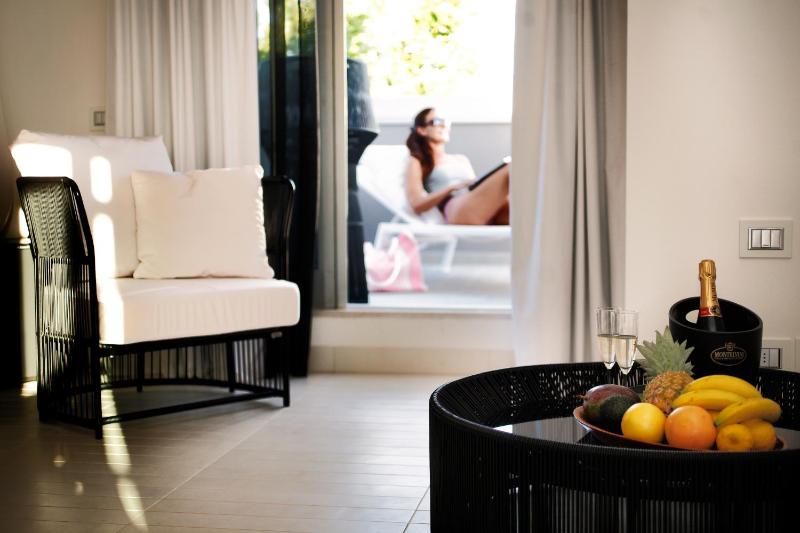 Q Hotel - image 12