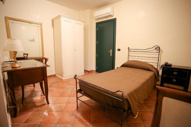 Single Room image 3