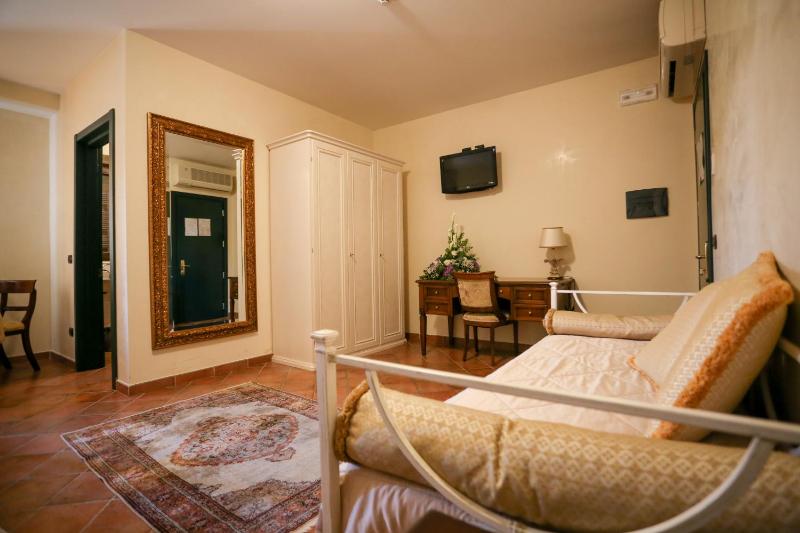 Quadruple Room image 2