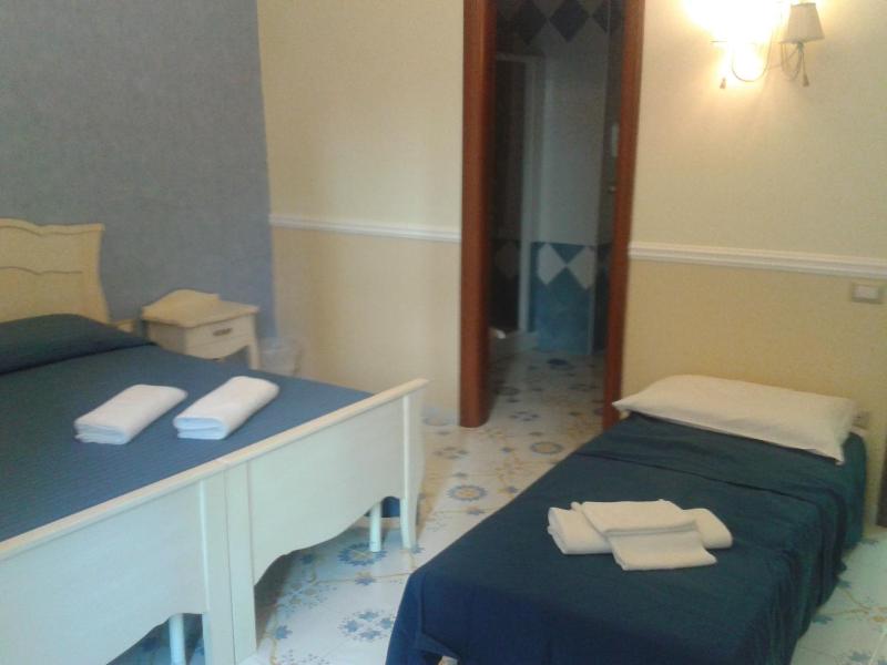 Triple Room with City View image 4