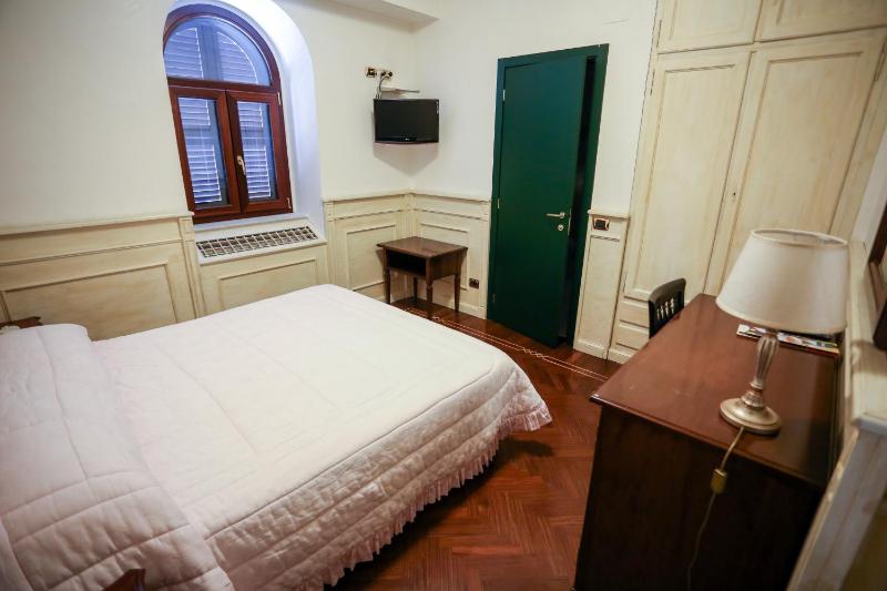Double or Twin Room image 3