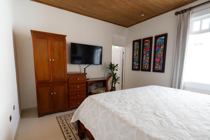 Deluxe King Room image 4