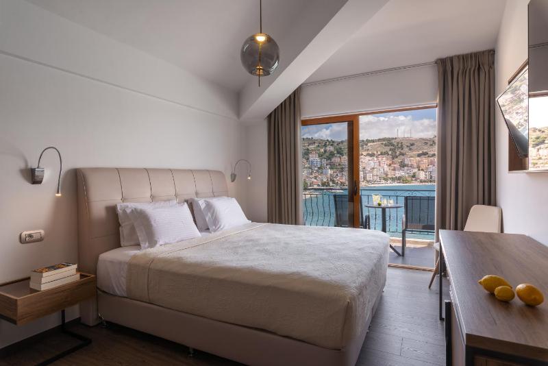 Deluxe Double or Twin Room with Sea View image 1