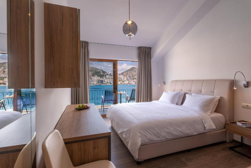 Deluxe Double or Twin Room with Sea View image 3