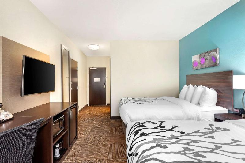 Queen Room with Two Queen Beds - Non-Smoking image 4
