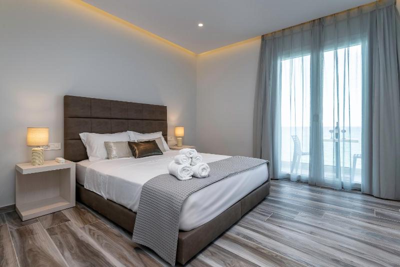 Deluxe Double Room with Side Sea View image 1