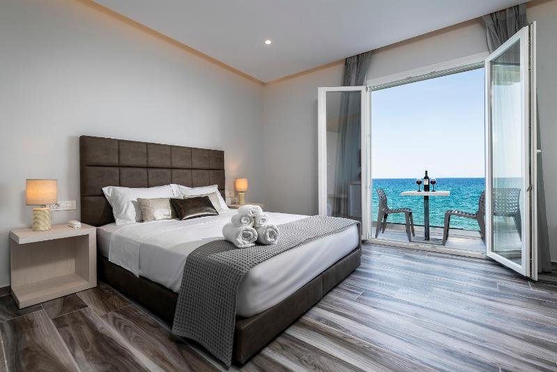 Deluxe Double Room with Balcony and Front Sea View image 1