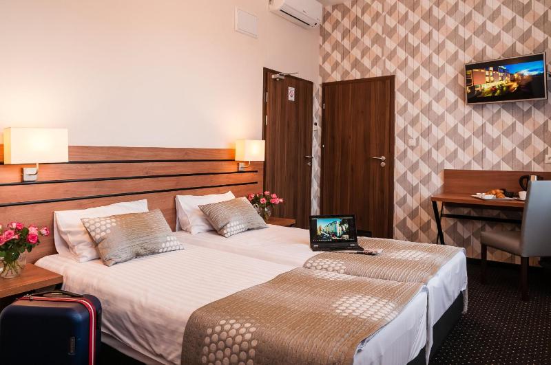 Twin Room image 4