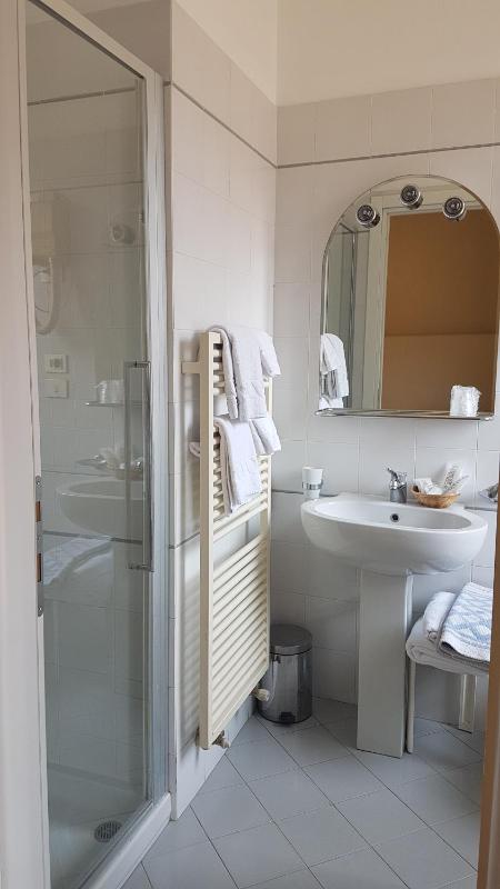 Standard Double Room image 3