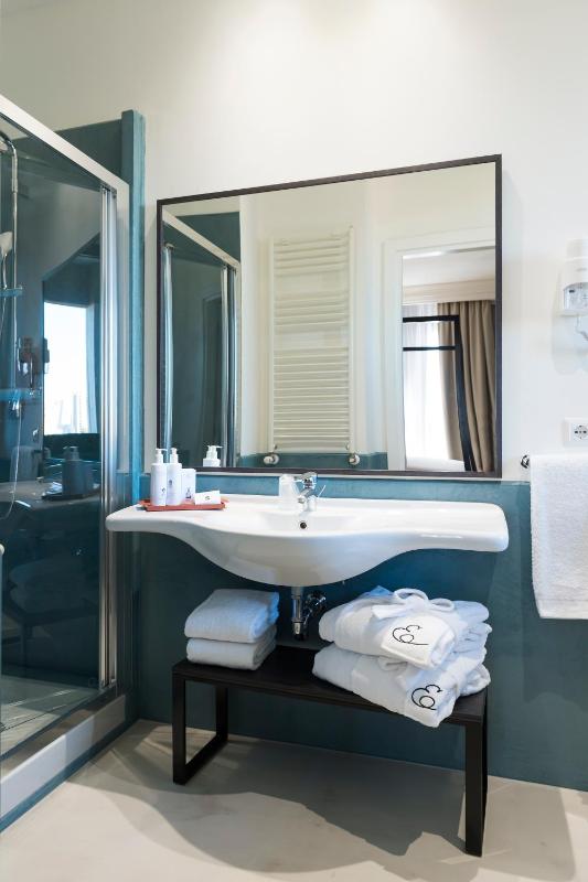 Deluxe Double or Twin Room image 1