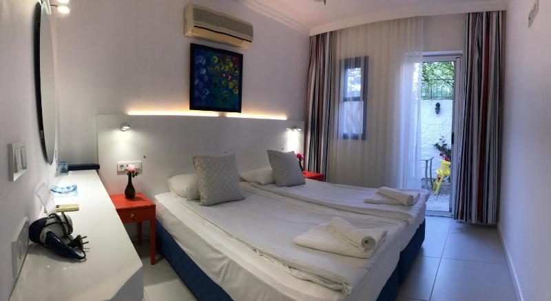 Twin Room image 2