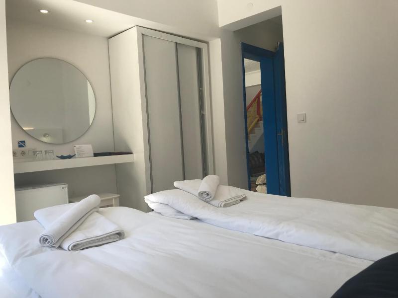 Twin Room image 3