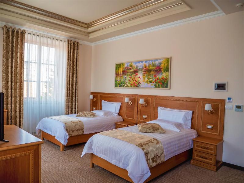 Twin Room with City View image 4