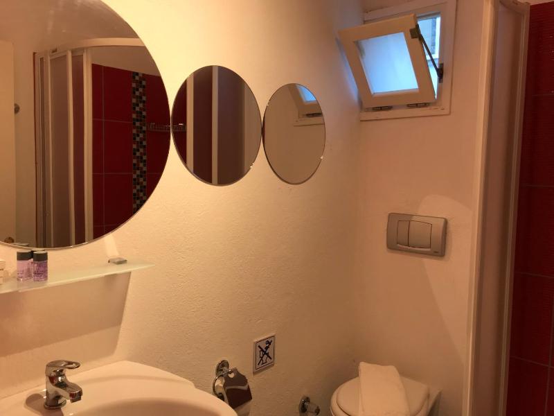 Twin Room image 4
