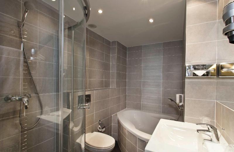 Twin Room with Bath image 4