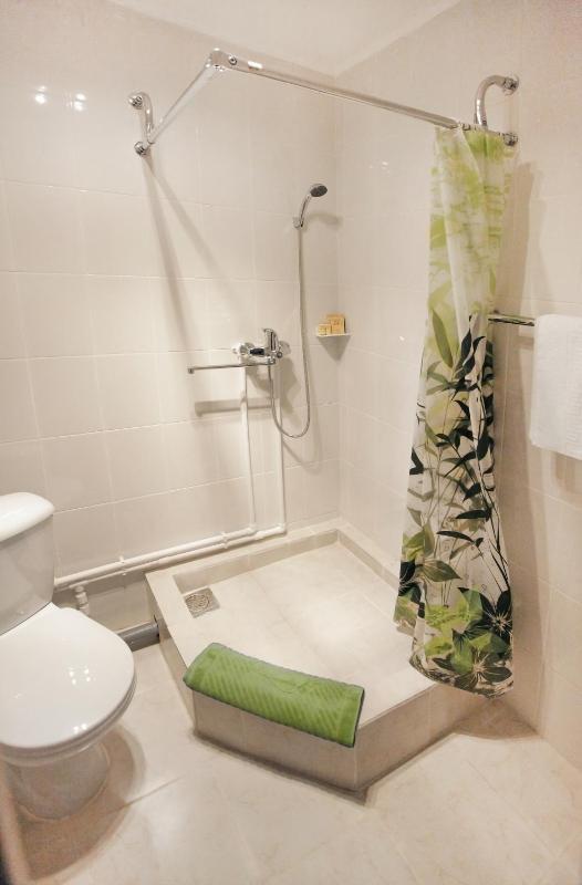 Standard Quadruple Room image 3