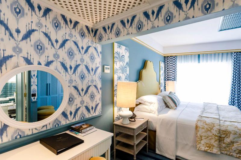 Suite with Sea View image 3