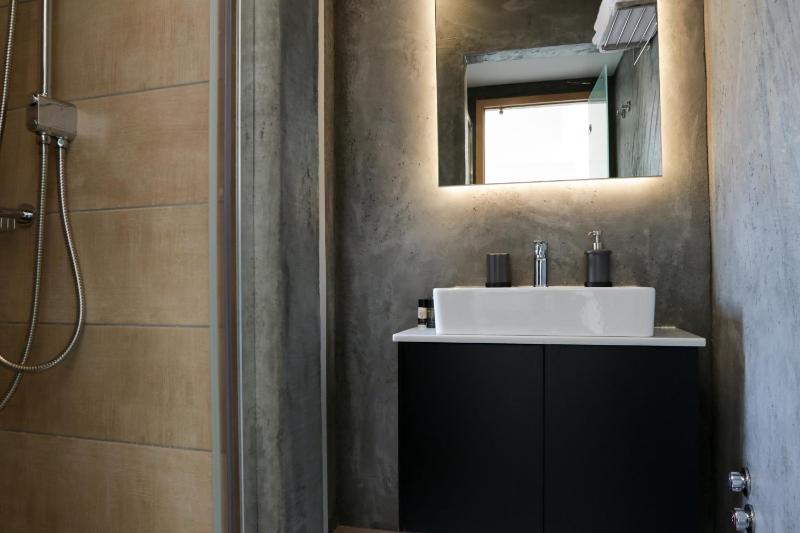 V36 Signature Suite image 2