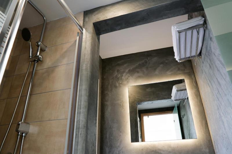 V36 Signature Suite image 3