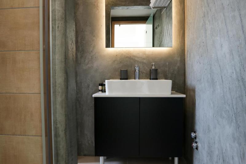 V36 Signature Suite image 2