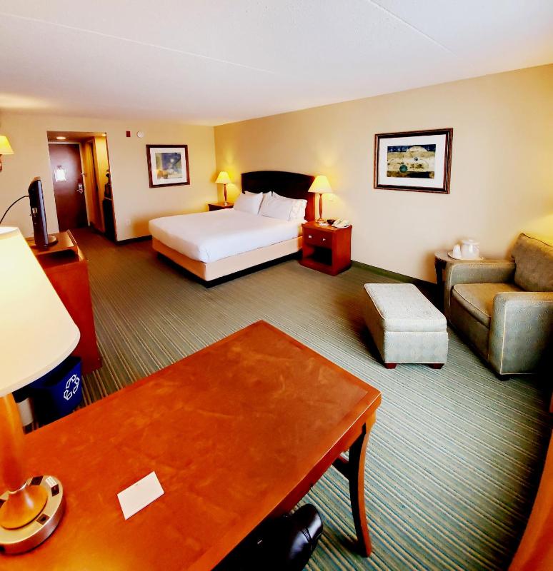 Standard King Room image 4