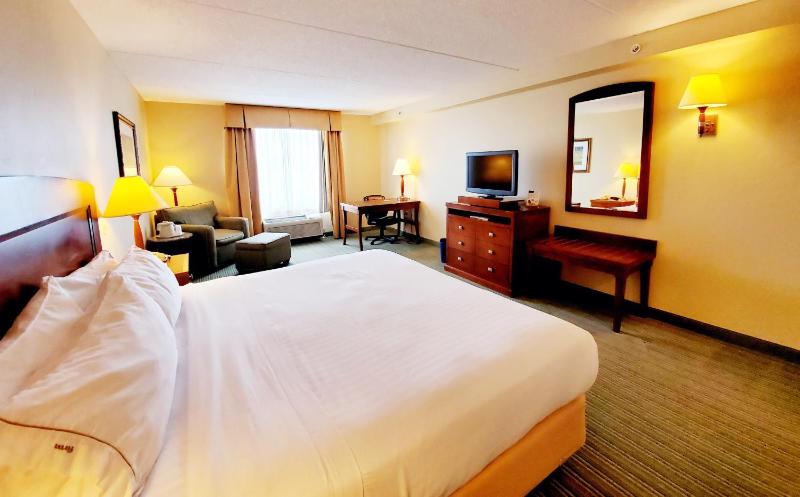 Standard King Room image 3