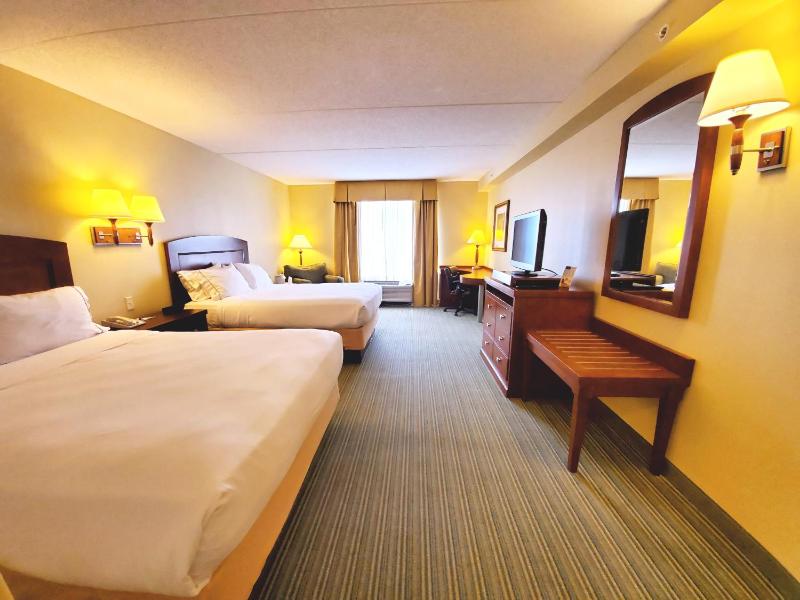 Standard Queen Room image 4