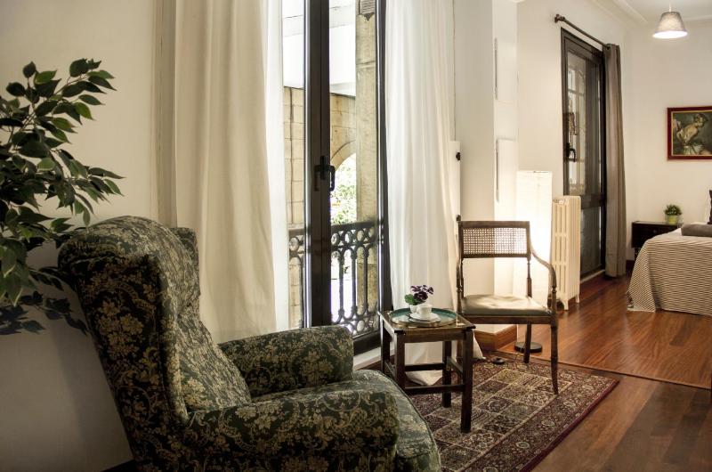 Central Spacious and Authentic Family Apartment - image 17