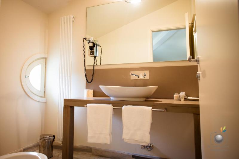 Standard Double Room image 4