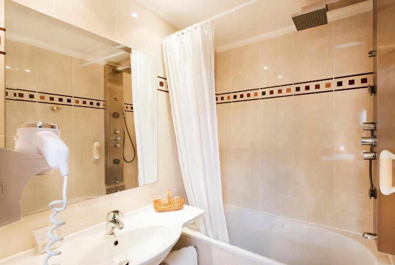 Superior Double Room image 4