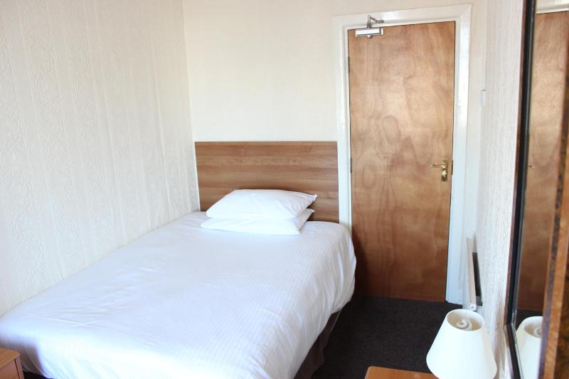 Single Room image 4
