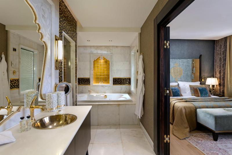Deluxe Room image 2