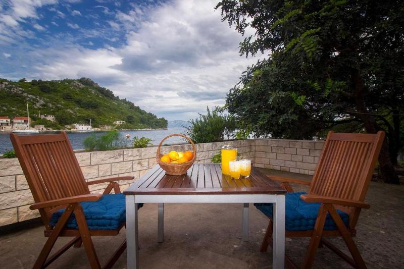 One-Bedroom Apartment with Terrace and Sea View image 1