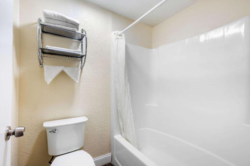 Non-Smoking Deluxe Double Room image 2