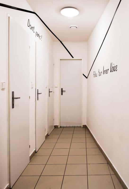 Single Room with Shared Shower and Toilet image 1