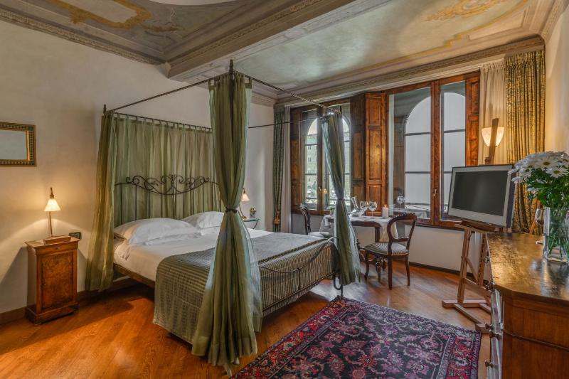 Deluxe Double Room with View image 3