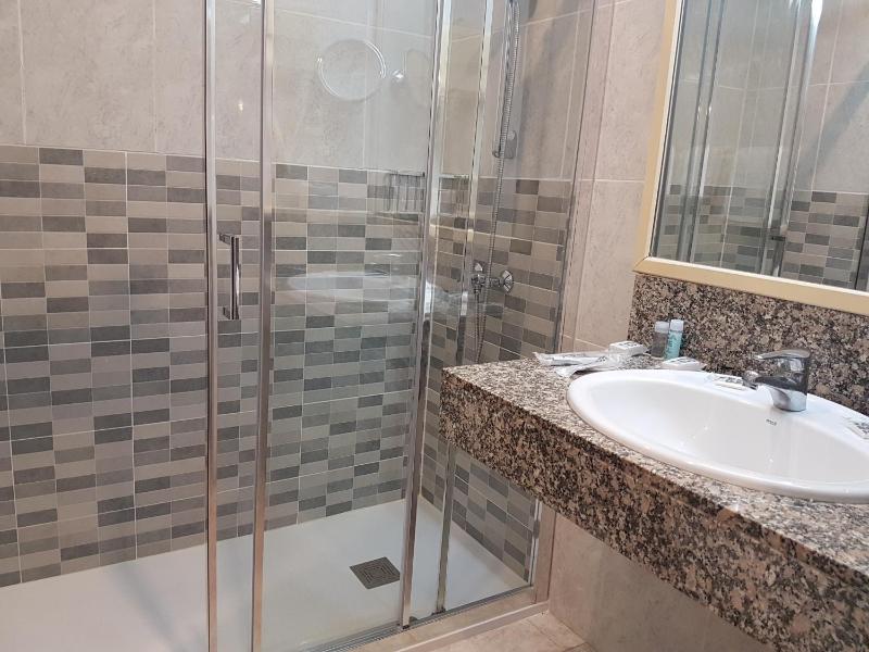 Double or Twin Room with Sea View and Balcony image 4