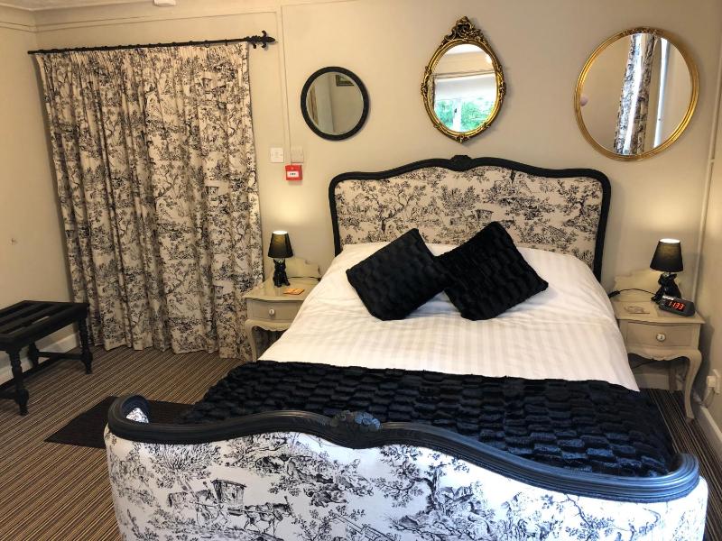 Large Double Room image 1